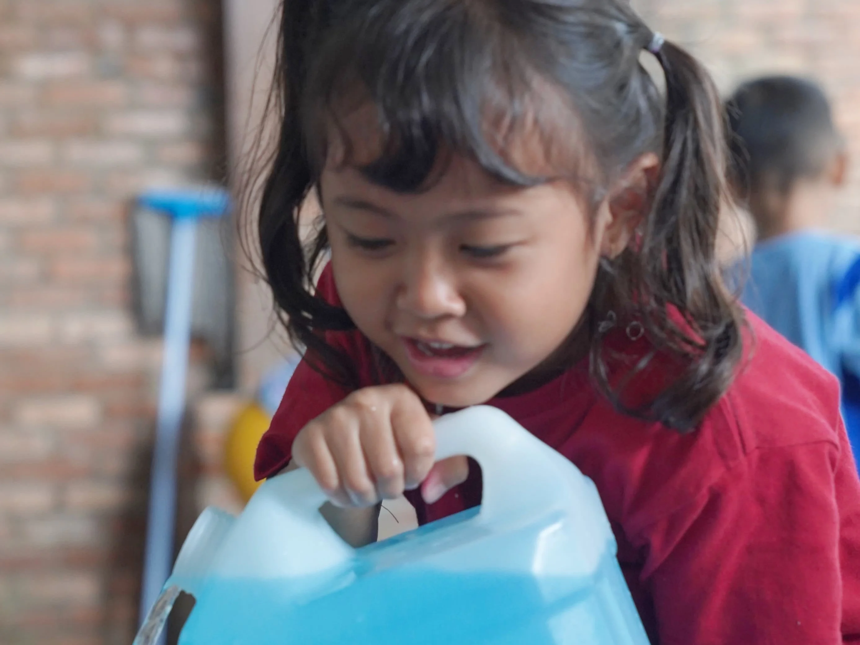 Suasana kegiatan di Sentra Bahan Alam