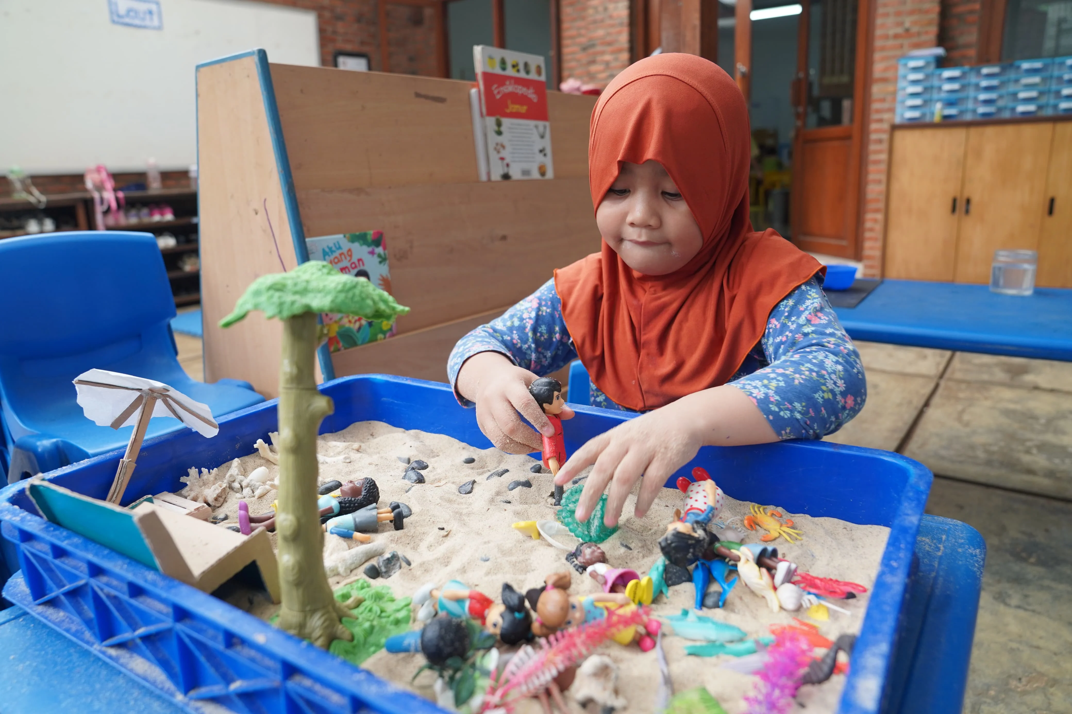 Suasana kegiatan di Sentra Bahan Alam
