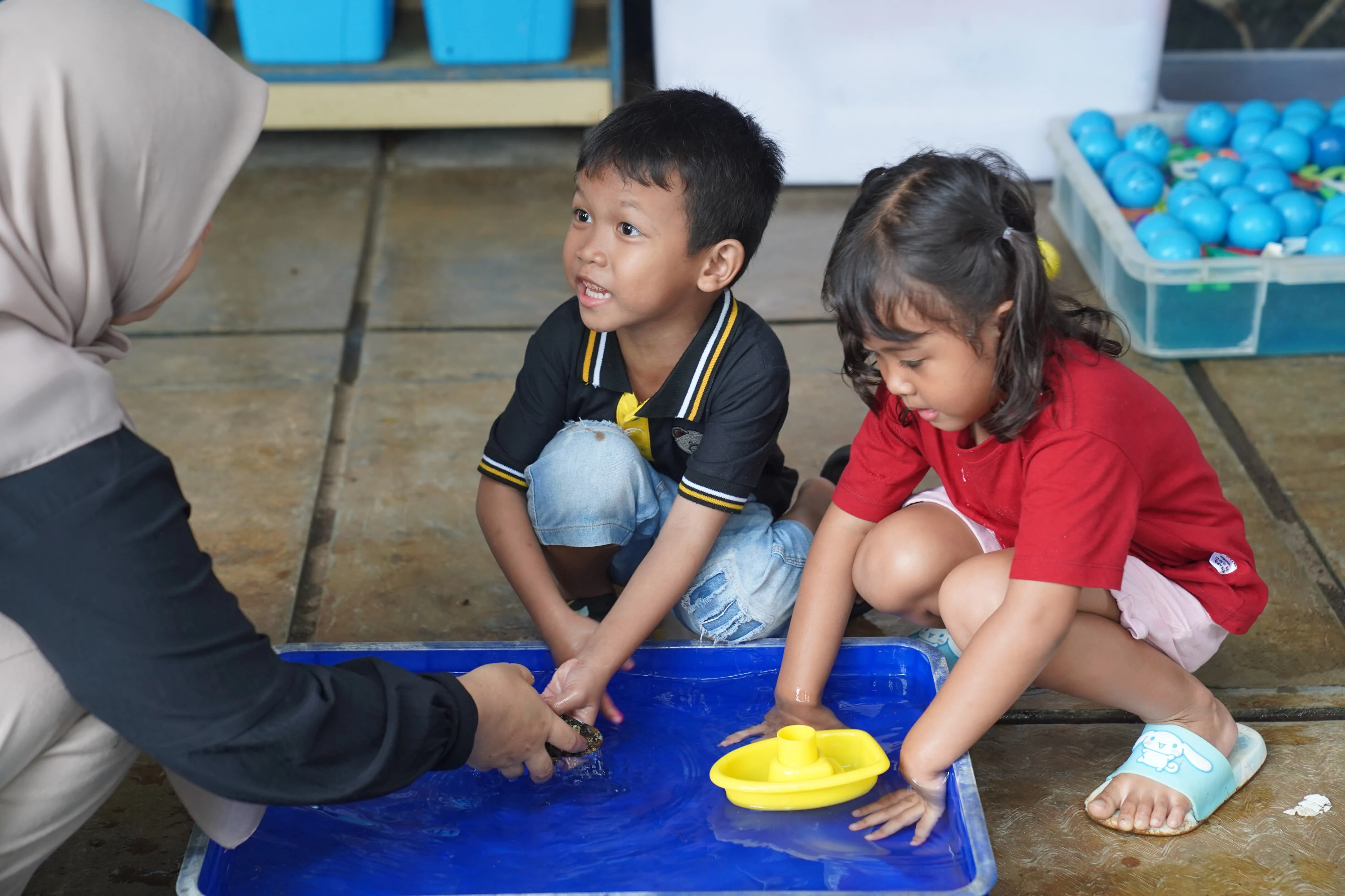 Suasana kegiatan di Sentra Bahan Alam
