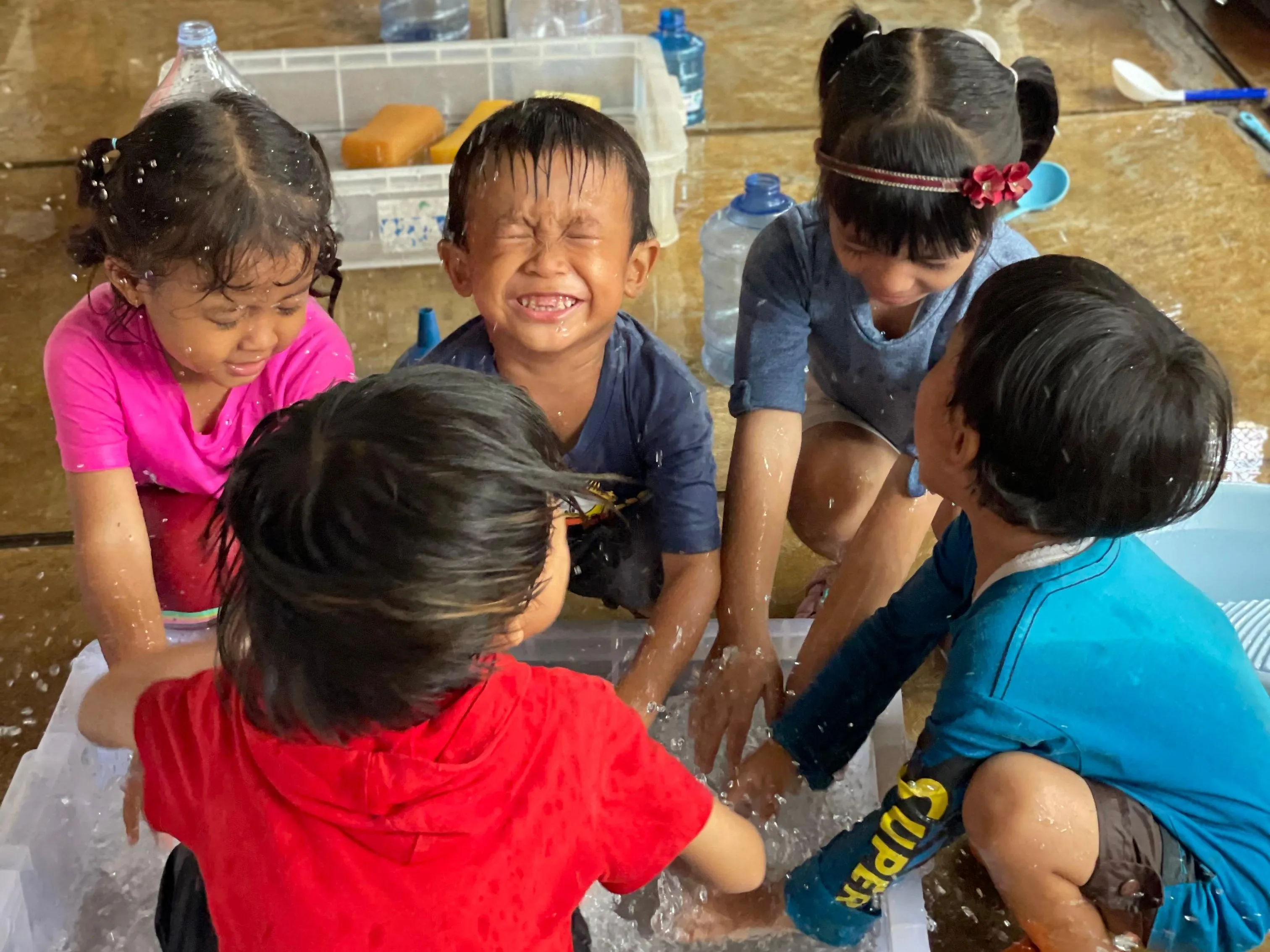 Suasana kegiatan di Sentra Bahan Alam