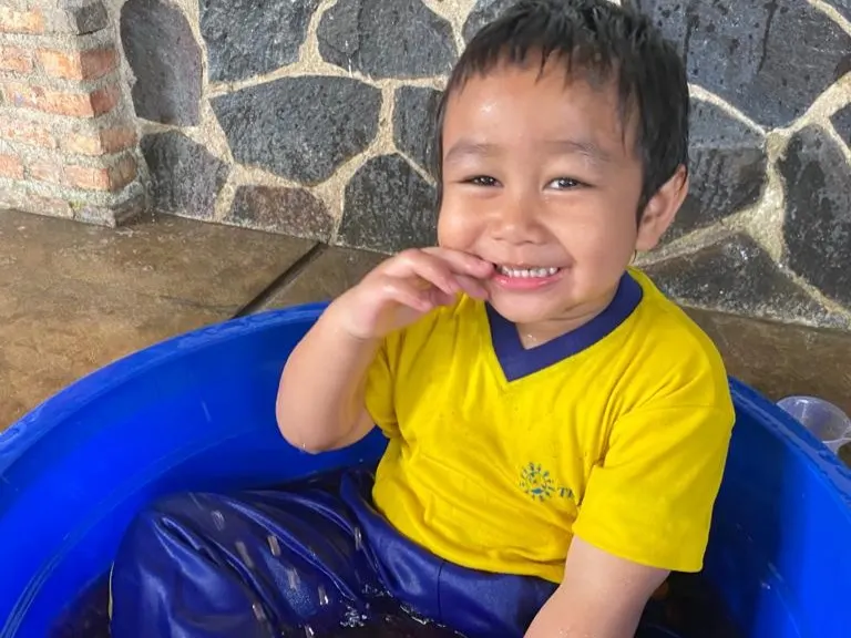 Suasana kegiatan di Sentra Bahan Alam