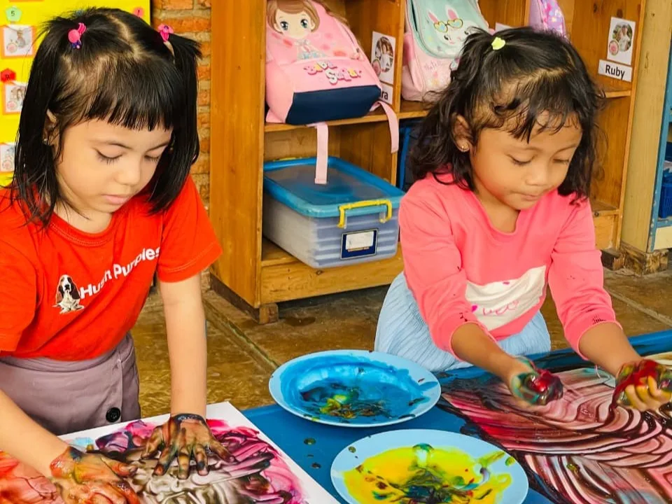 Suasana kegiatan di Sentra Bahan Alam