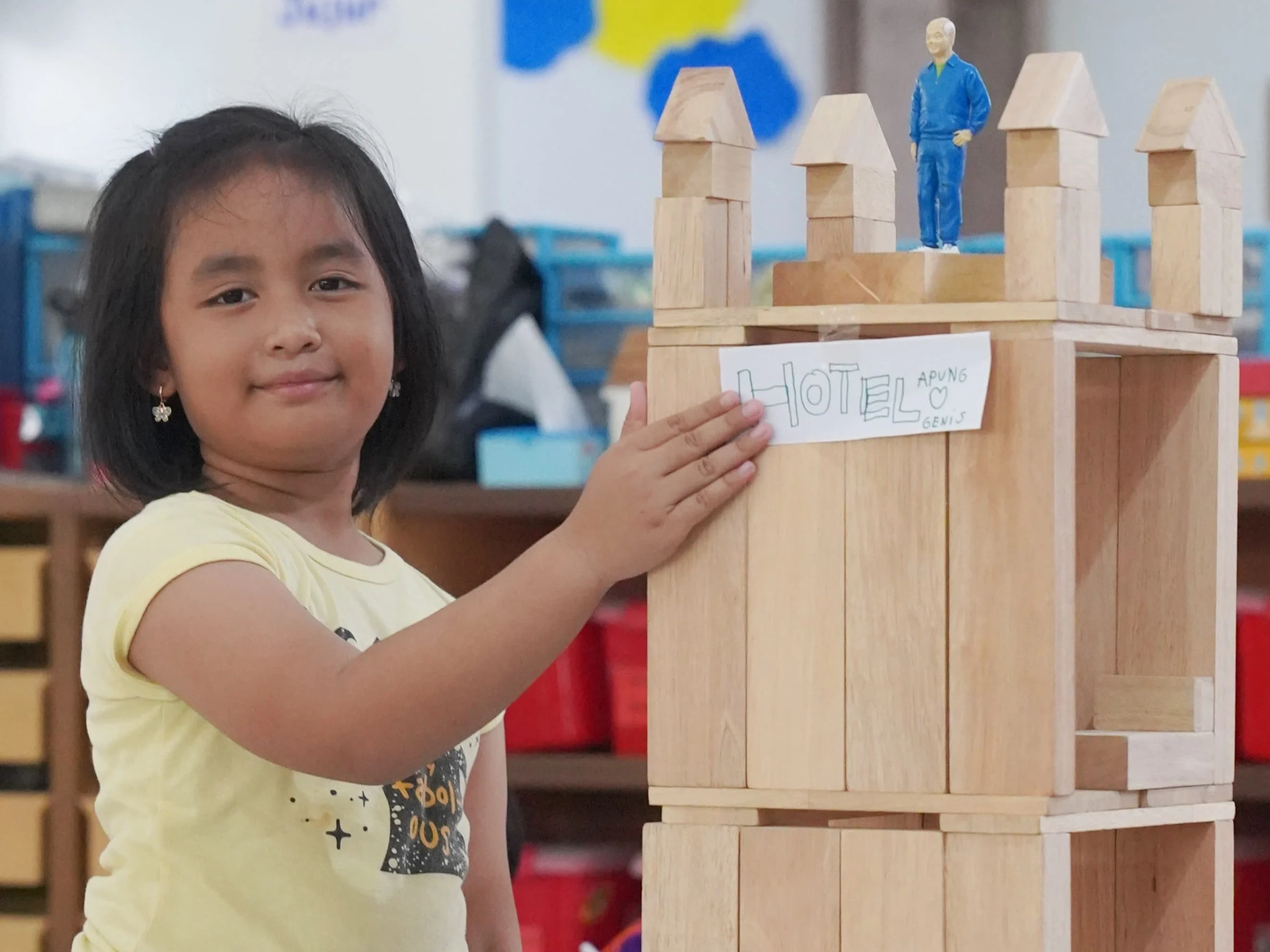 Anak-anak sedang membangun bangunan dari balok