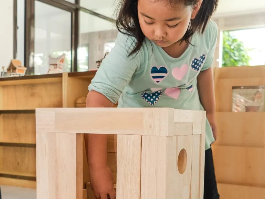 Anak-anak sedang membangun bangunan dari balok