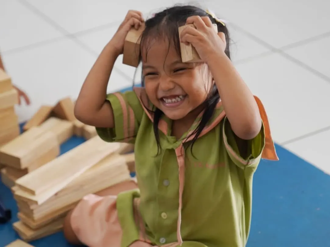 Anak-anak sedang membangun bangunan dari balok