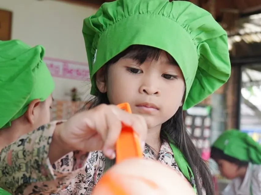 Anak-anak sedang belajar memasak