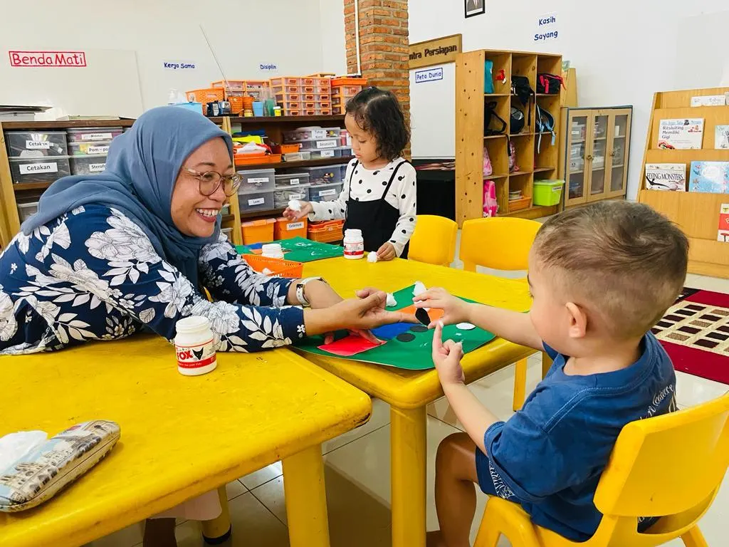 Interaksi anak dengan guru di Sentra Seni