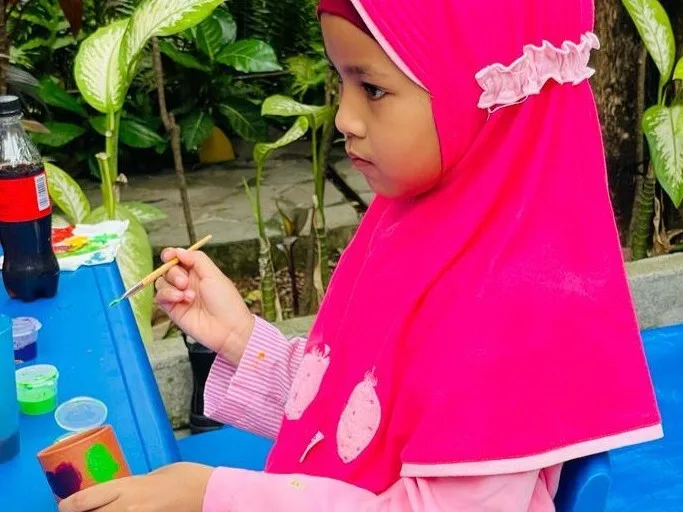 Anak-anak melukis bersama