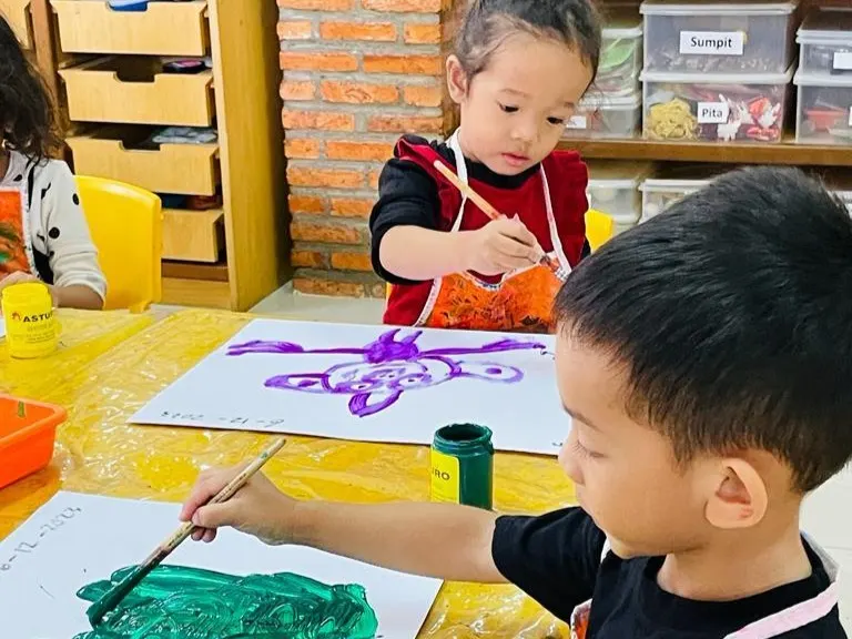 Anak-anak melukis bersama