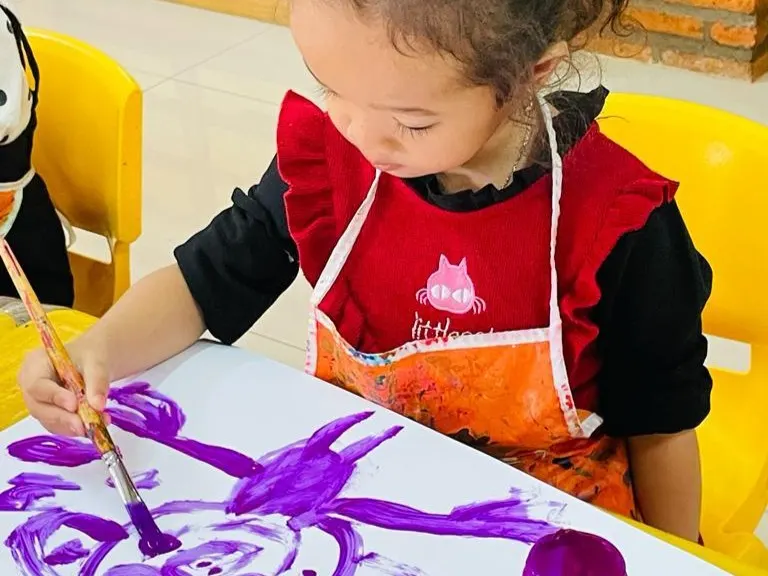 Anak-anak melukis bersama