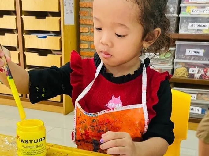 Anak-anak melukis bersama