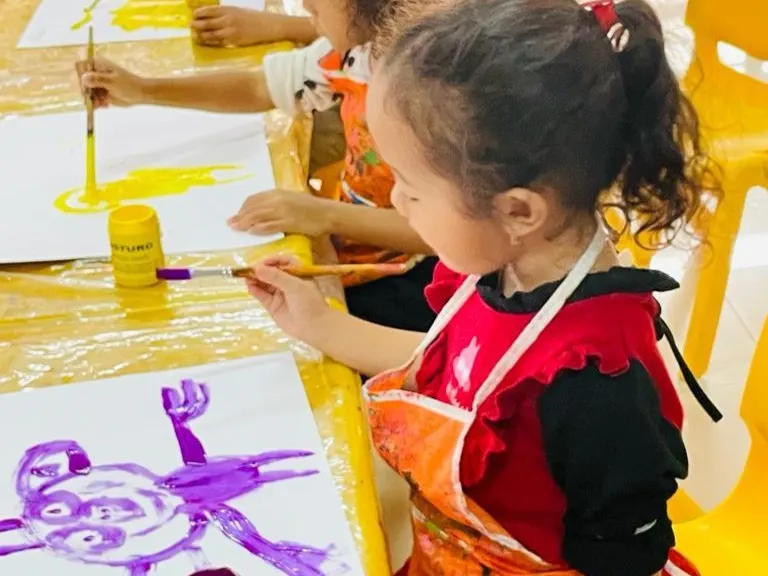 Anak-anak melukis bersama