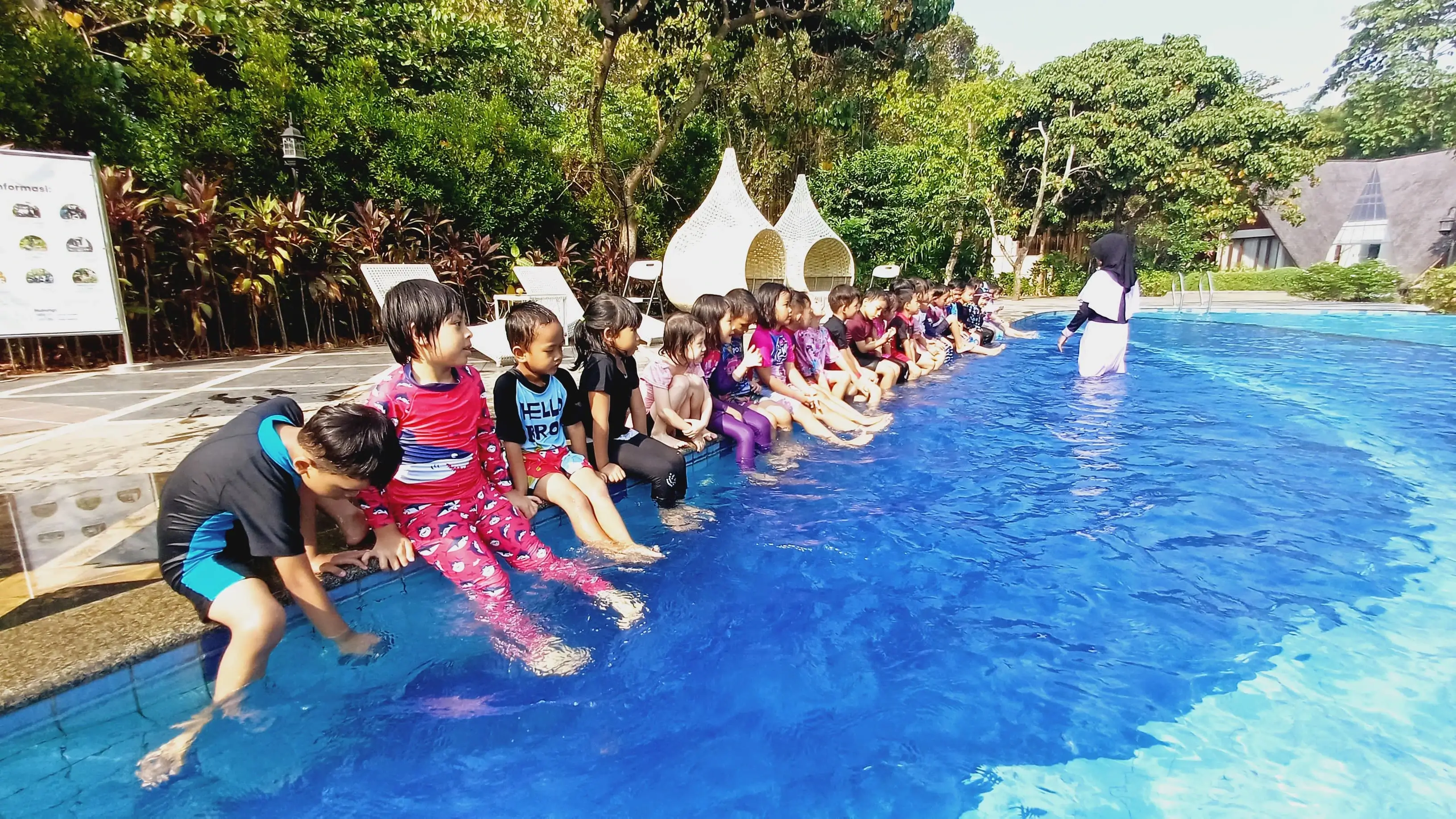 Suasana kegiatan berenang