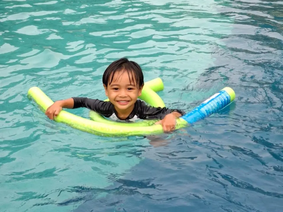 Suasana kegiatan berenang