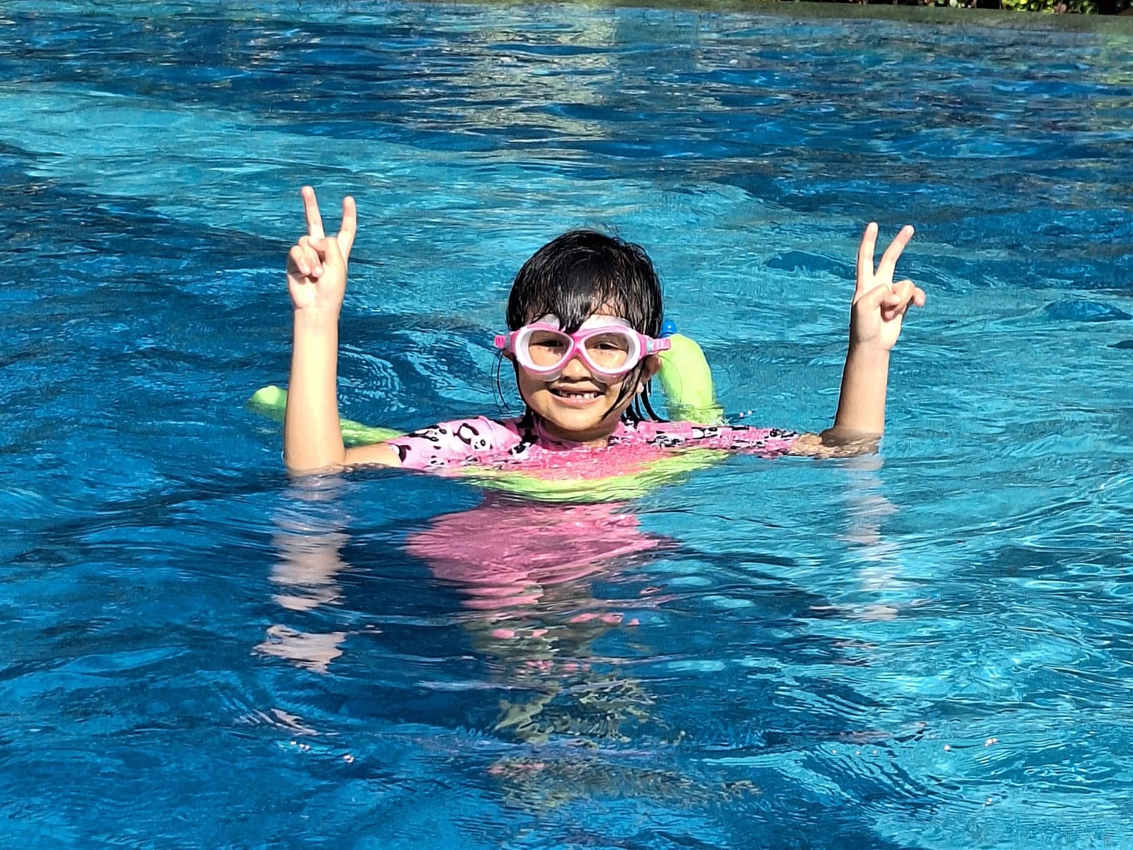 Suasana kegiatan berenang