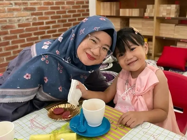 Ibu dan anak dalam acara minum teh