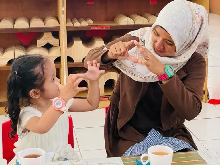 Ibu dan anak dalam acara minum teh