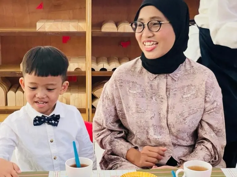 Ibu dan anak dalam acara minum teh