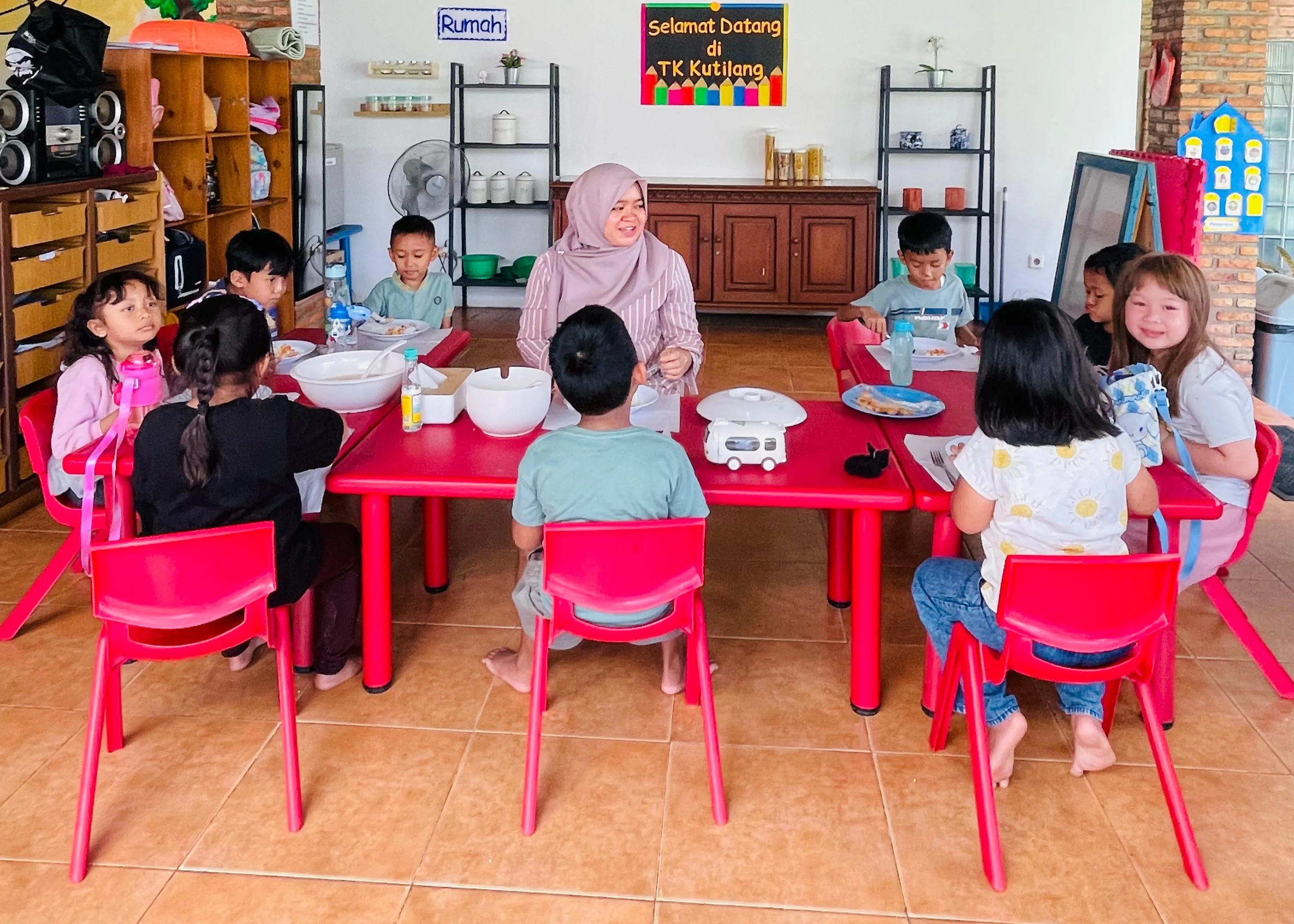 Suasana kegiatan pendidikan makan sehat